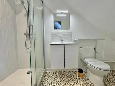 Salle de bains dans l'établissement Le Naturel, avec climatisation et parking privé