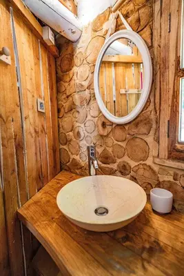 Salle de bains dans l'établissement Hébergement insolite en Dordogne