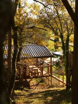 Jardin de l'établissement Hébergement insolite en Dordogne