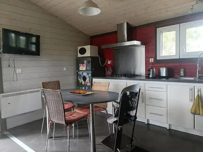 Cuisine ou kitchenette dans l'établissement Chalet familial à proximité de Vulcania