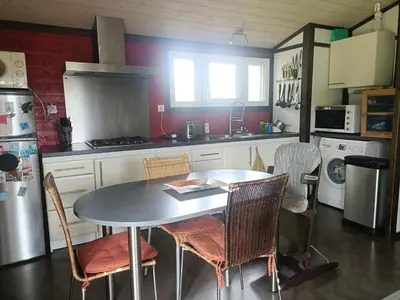Cuisine ou kitchenette dans l'établissement Chalet familial à proximité de Vulcania