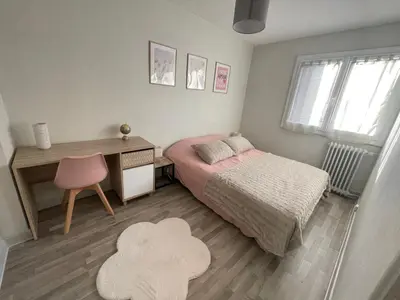Un ou plusieurs lits dans un hébergement de l'établissement Appartement à 2 pas du centre, 2 chambres, 4 a 6 personnes, parking