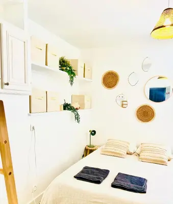 Un ou plusieurs lits dans un hébergement de l'établissement Chez gaillard petit studio sans cuisine entièrement rénové au calme