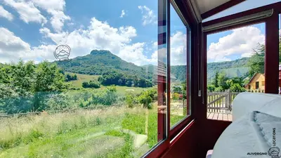Vue générale sur la montagne ou vue sur la montagne depuis le chalet