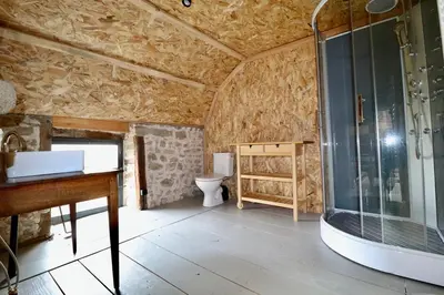 Salle de bains dans l'établissement La grange de Louise