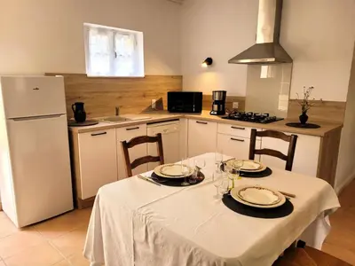 Cuisine ou kitchenette dans l'établissement Gîte de France Chez baptiste 2 épis - Gîte de France 4 personnes MAE-0013