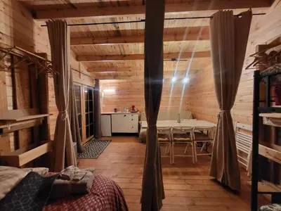 Un ou plusieurs lits dans un hébergement de l'établissement Wooden Cabin - La Fleurie - on Campsite in Saint Robert, Camping Florecer
