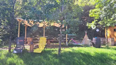 Jardin de l'établissement Wooden Cabin - La Fleurie - on Campsite in Saint Robert, Camping Florecer