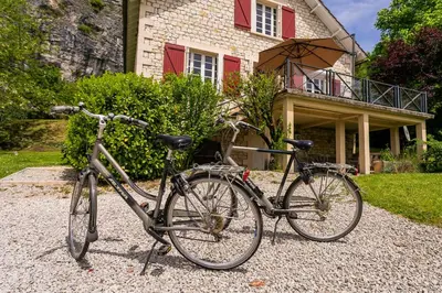 Vélo sur le terrain de l'établissement Family Villa - Laroche Martel ou dans les environs