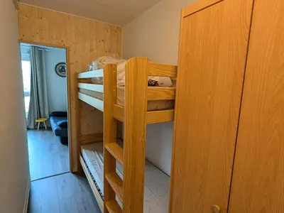 Un ou plusieurs lits dans un hébergement de l'établissement Studio cabine rénové avec vue sur le centre, WiFi et animaux acceptés - FR-1-787-117