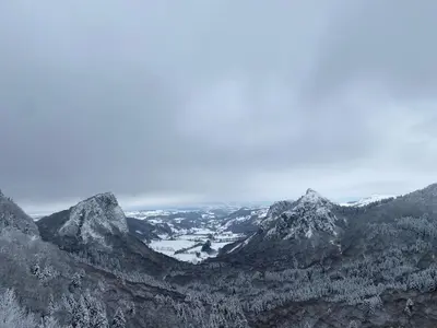 Vue générale sur la montagne ou vue sur la montagne depuis la maison de vacances