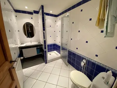 Salle de bains dans l'établissement Longère 7 personnes - 4 chambres - 3 SdB Orcival