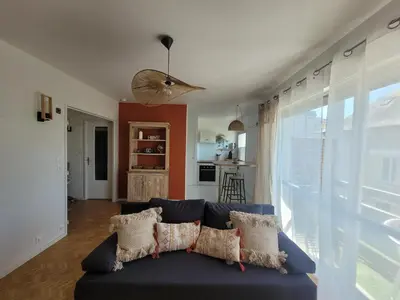 Coin salon dans l'établissement Casa Labrousse, quartier Hôpital, clim