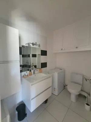 Salle de bains dans l'établissement Casa Labrousse, quartier Hôpital, clim