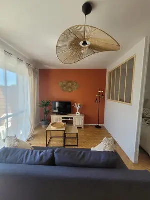 Coin salon dans l'établissement Casa Labrousse, quartier Hôpital, clim
