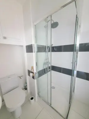 Salle de bains dans l'établissement Casa Labrousse, quartier Hôpital, clim