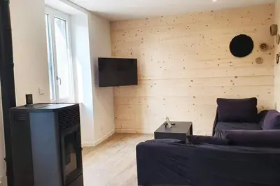 Télévision ou salle de divertissement dans l'établissement GITE DE LA VIEILLE TOUR Murol 63790