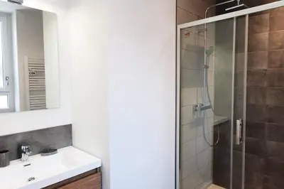 Salle de bains dans l'établissement GITE DE LA VIEILLE TOUR Murol 63790