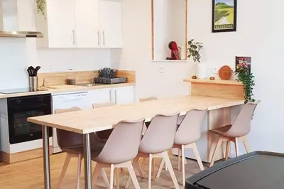 Cuisine ou kitchenette dans l'établissement GITE DE LA VIEILLE TOUR Murol 63790
