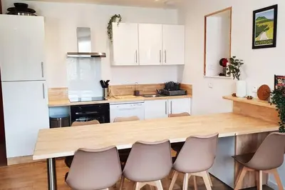 Cuisine ou kitchenette dans l'établissement GITE DE LA VIEILLE TOUR Murol 63790