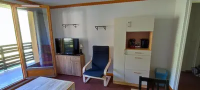 Télévision ou salle de divertissement dans l'établissement Appartement dans résidence avec piscine et parking couvert