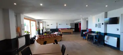 Télévision ou salle de divertissement dans l'établissement Appartement dans résidence avec piscine et parking couvert
