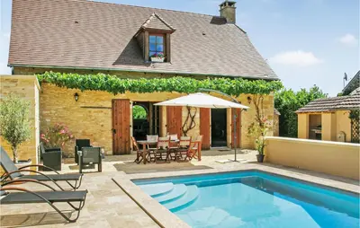 Piscine de l'établissement Beautiful Home In St Amand De Coly ou située à proximité