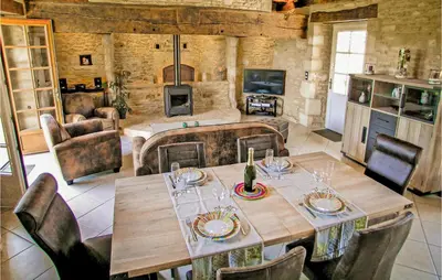 Cuisine ou kitchenette dans l'établissement Beautiful Home In St Amand De Coly