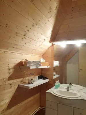 Salle de bains dans l'établissement LA RANDONNEE au cœur de Besse en Chandesse