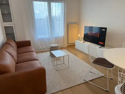 Télévision ou salle de divertissement dans l'établissement L'Habit Blancc, élégant et cosy