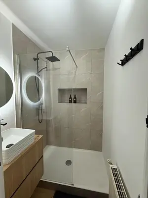 Salle de bains dans l'établissement L'Habit Blancc, élégant et cosy