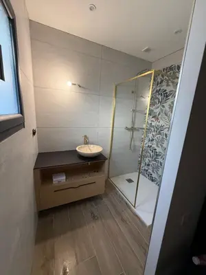 Salle de bains dans l'établissement Maison avec Jacuzzi proche du lac