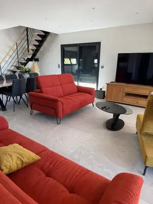 Coin salon dans l'établissement Maison avec Jacuzzi proche du lac