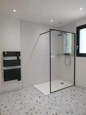 Salle de bains dans l'établissement Maison avec Jacuzzi proche du lac