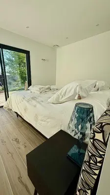 Un ou plusieurs lits dans un hébergement de l'établissement Maison avec Jacuzzi proche du lac