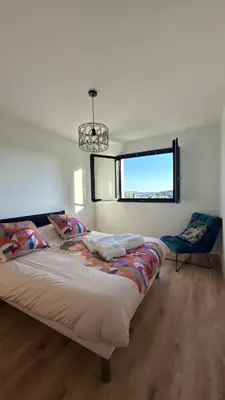 Un ou plusieurs lits dans un hébergement de l'établissement Maison avec Jacuzzi proche du lac