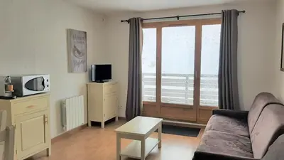 Télévision ou salle de divertissement dans l'établissement La Merlerie Super-Besse agréable appartement 5p grand balcon parking privé