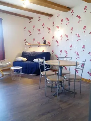 Coin salon dans l'établissement La Maison en Cézallier - Poppies