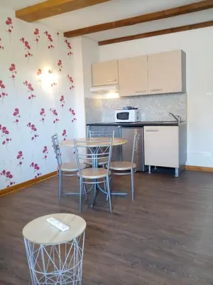 Cuisine ou kitchenette dans l'établissement La Maison en Cézallier - Poppies