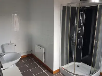 Salle de bains dans l'établissement La Maison en Cézallier - Poppies