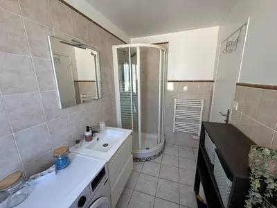 Salle de bains dans l'établissement Le Cocon de Beynat - 1 Chambre
