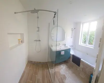Salle de bains dans l'établissement Maison cocon proche gare et centre ville