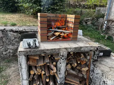 Barbecue disponible mis à disposition des clients de la maison de vacances