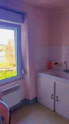 Cuisine ou kitchenette dans l'établissement Maison familiale à Bugeat avec jardin accueillant