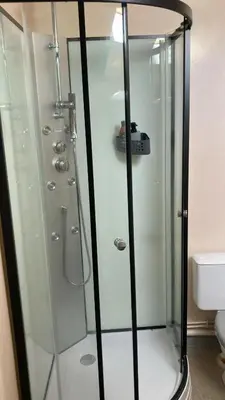 Salle de bains dans l'établissement Maison familiale à Bugeat avec jardin accueillant