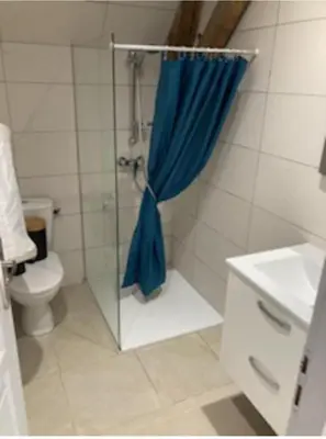 Salle de bains dans l'établissement Location saisonnière Lot
