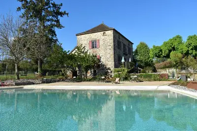 Piscine de l'établissement Ecuries de Saint Maurice- Maison d'hôtes de Gondou ou située à proximité
