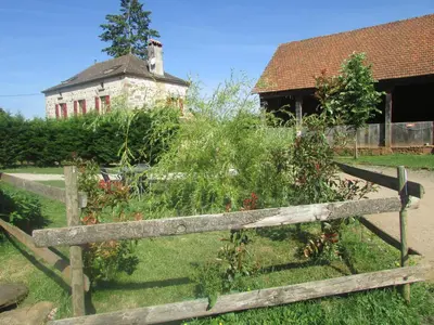 Jardin de l'établissement Ecuries de Saint Maurice- Maison d'hôtes de Gondou