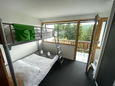 Un ou plusieurs lits dans un hébergement de l'établissement Superbe Appart aux pieds des pistes de ski avec balcon-parking et casier