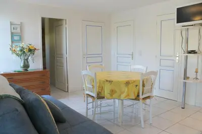 Télévision ou salle de divertissement dans l'établissement La Croix de Pierre proche de Sarlat